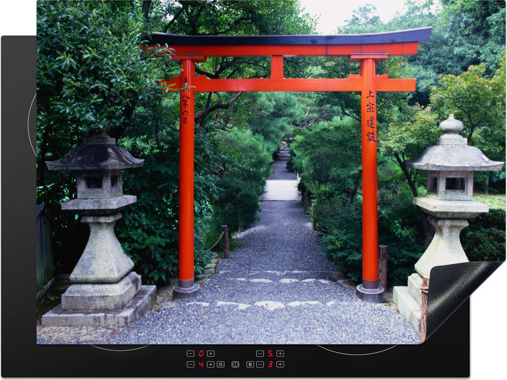 KitchenYeah Herdabdeckplatte Ein japanisches Torii-Tor steht zwischen den Bäumen , 71x52cm, Küche Deko, Glaskeramikfeld Herdabdeckung, Abdeckpl...
