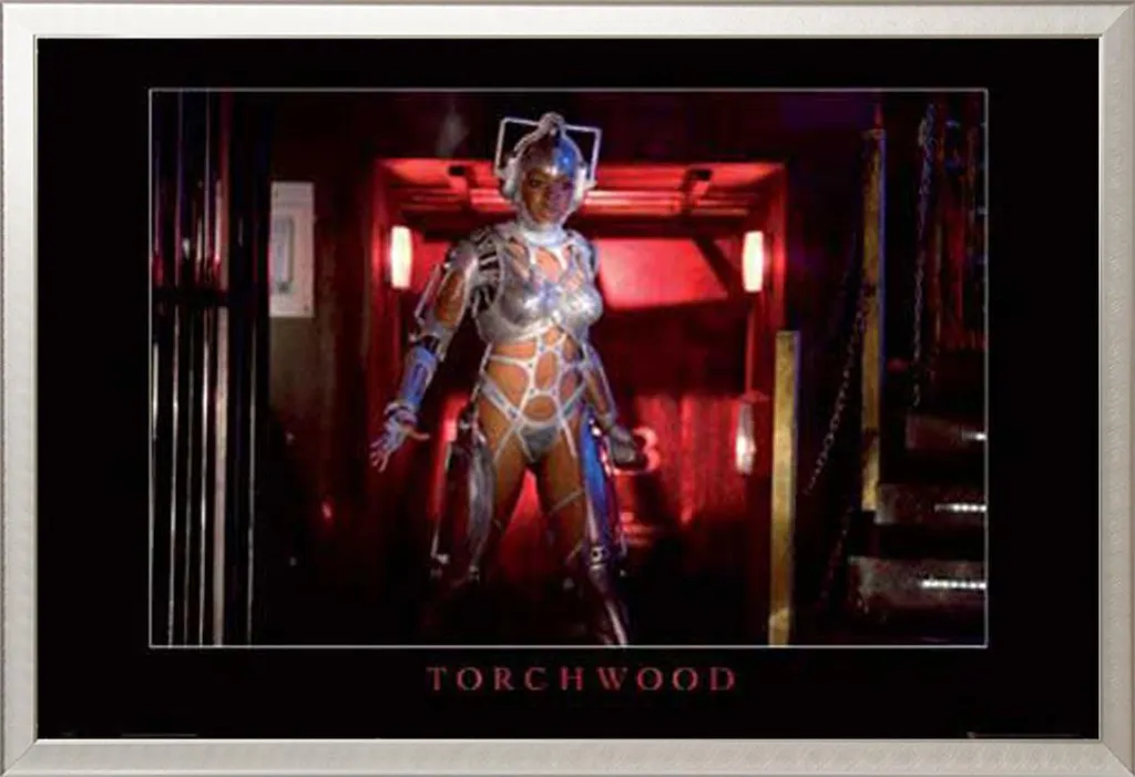 Poster Torchwood Cyberwoman avec Cadre Maxi Shinsuke Argenté 61x91,5 cm