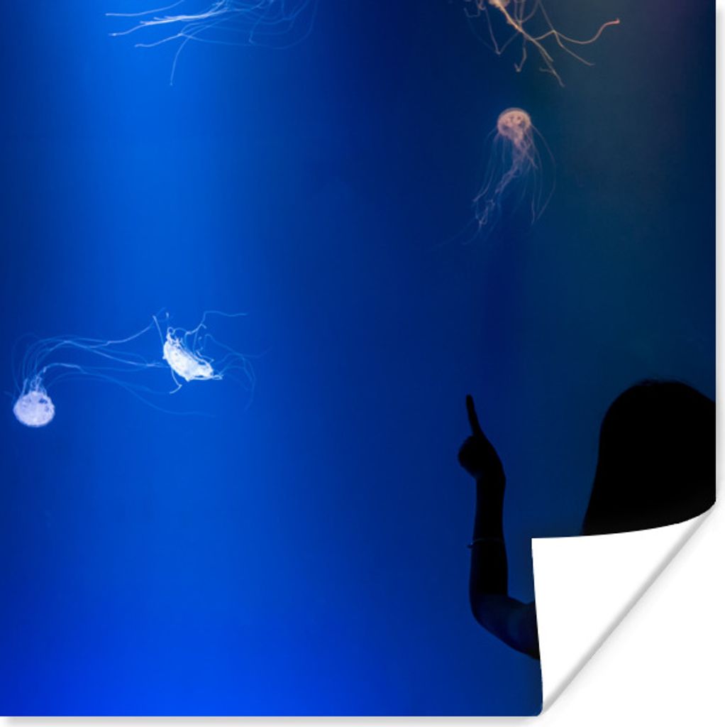 MuchoWow Poster Ein Mädchen betrachtet eine blaue Qualle 30x30 cm - Wandposter - Printing