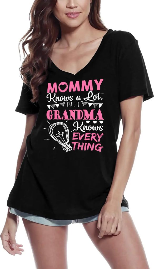 Damen Grafik T-Shirt V-Ausschnitt Mutti weiß viel Oma weiß alles – Mommy Knows A Lot Grandma Knows A Everything – Öko-Verantwortlich Vintage...
