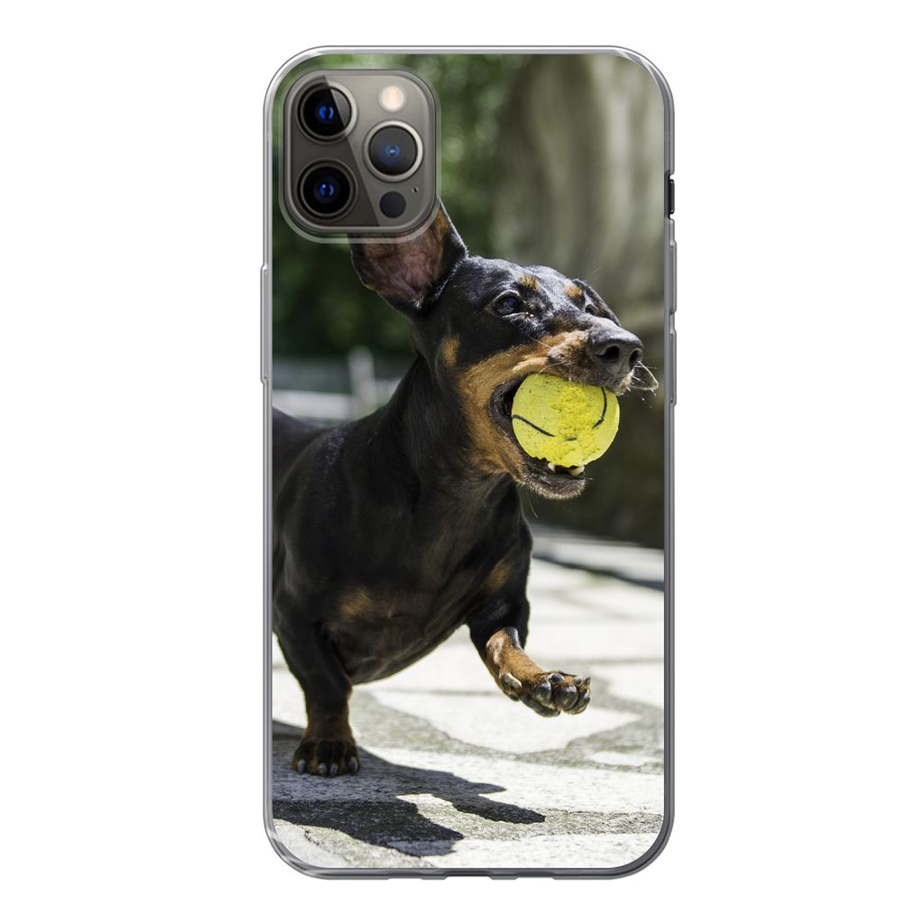 MuchoWow Handyhülle Schutzhülle Hülle für iPhone 13 Pro Max Ein schwarzer Dachshund mit einem Tennisball Silikon Softcase Handy Hülle - Mobi...