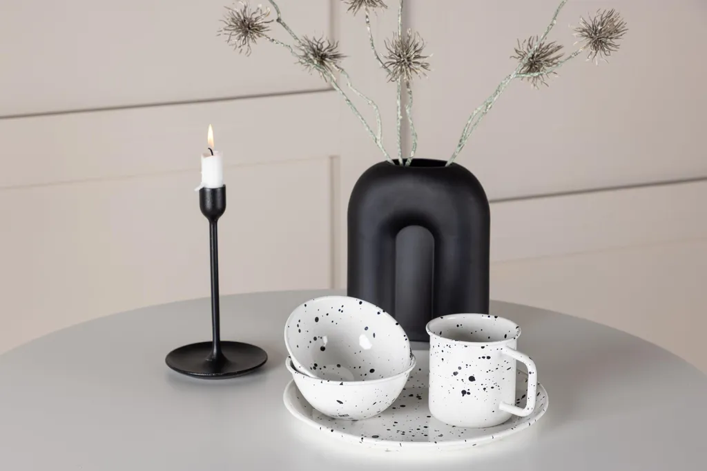 Table Hamden Ø80cm blanche : solution idéale pour petits espaces repas