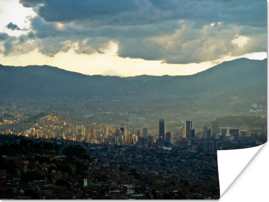 MuchoWow Poster Gelber Sonnenuntergang über dem Zentrum von Medellín in Südamerika 160x120 cm - Foto Plakat