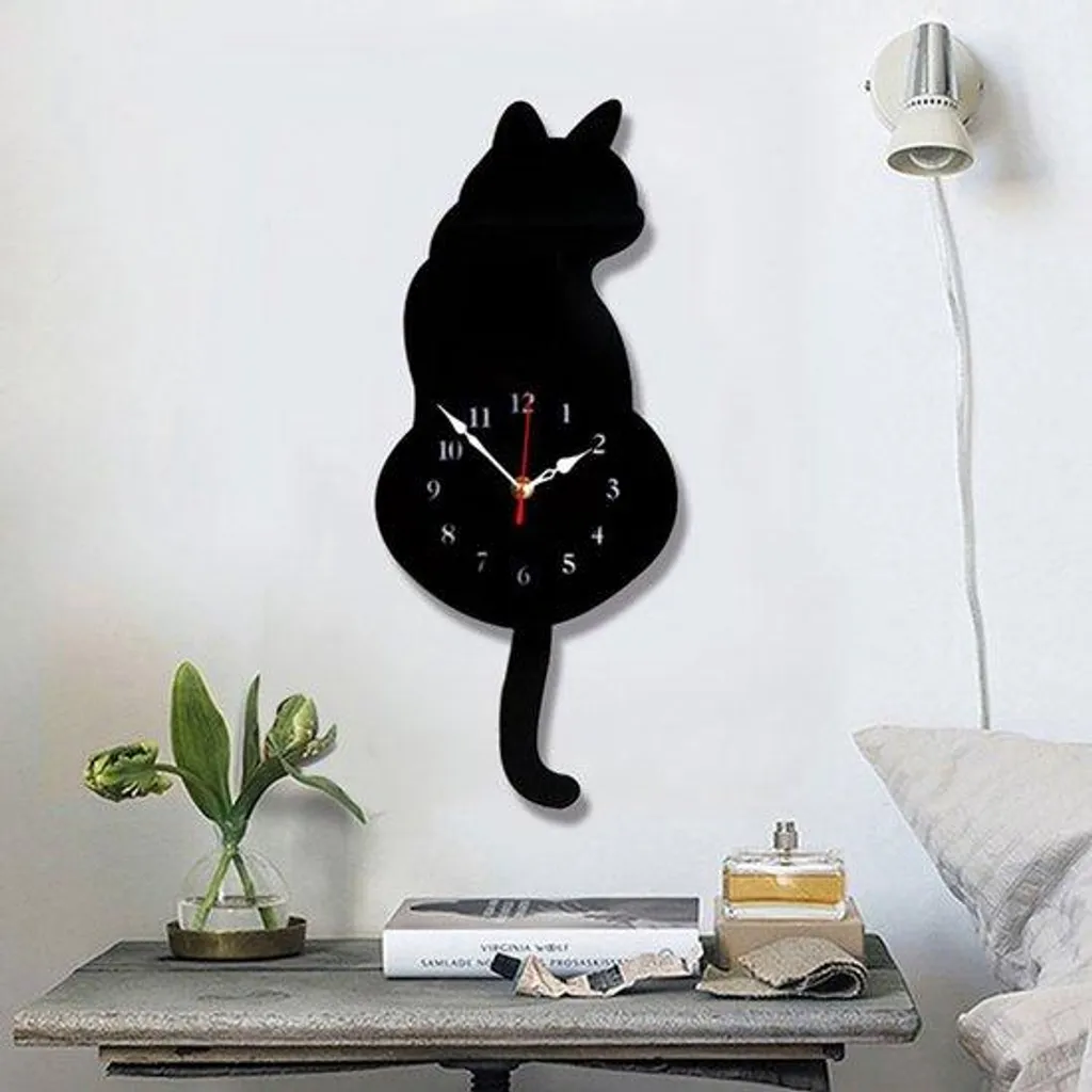 Horloge murale décorative noire pour habiller un mur de salon vide