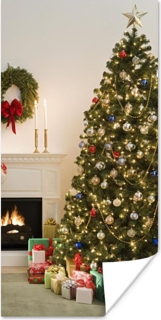 MuchoWow Poster Ein Weihnachtsbaum mit Geschenken neben einem Kamin 80x160 cm - Kinderzimmer