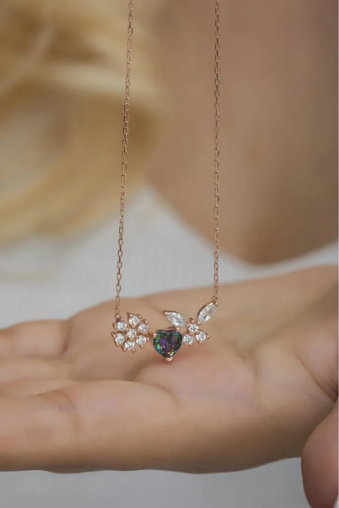 Bijou collier cœur en argent avec topaze mystique et motifs gravés