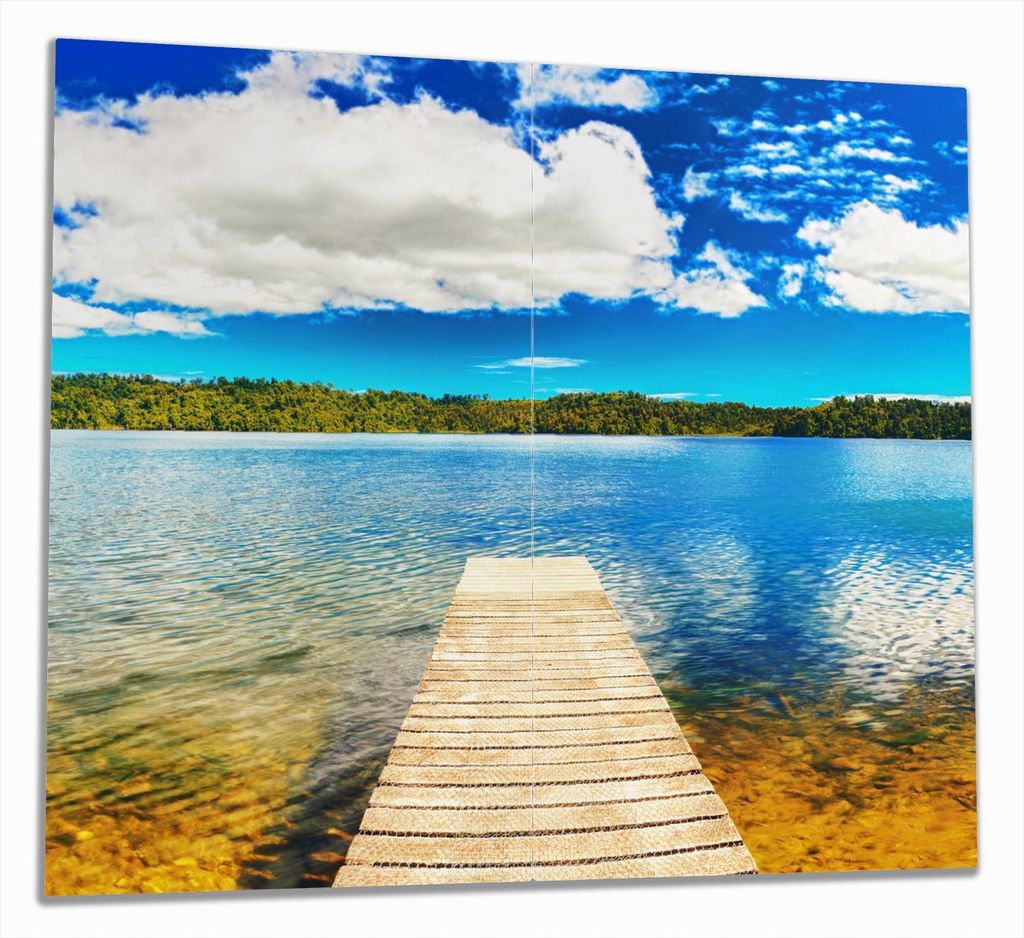 Wallario Herdabdeckplatte aus Glas, Größe 60 x 52 cm 2-teilig, Motiv Klarer See mit Steg - Blauer Himmel