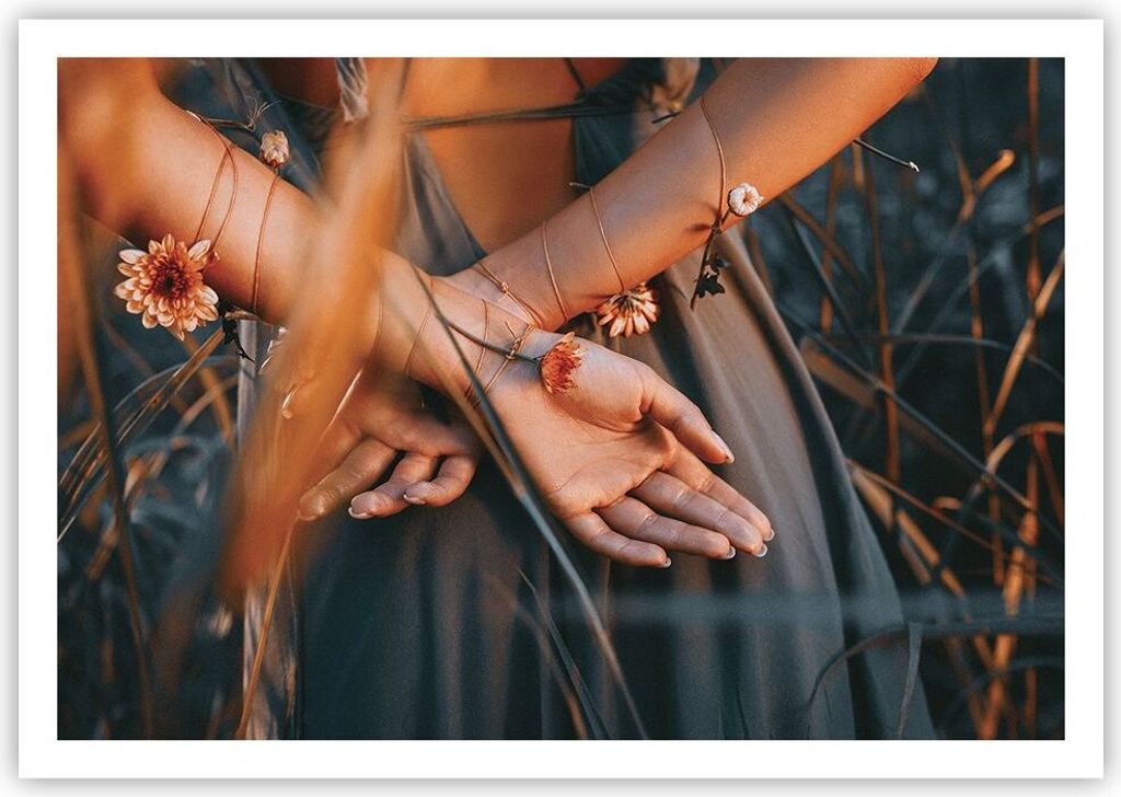 Poster - Poster ohne Rahmen - Frau Hände Wiese - 100x70 cm - Wand Bild - Wanddeko - Wandbilder - Kunstposter - Wandposter - Bilder - Kunstdruck - ...