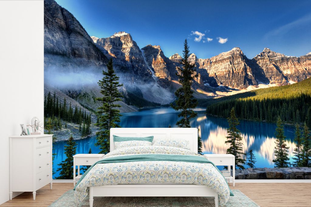 MuchoWow Fototapete für Wohnzimmer oder Schlafzimmer Wandtapete Vinyl Motivtapete Nebliger Morgen über dem nordamerikanischen Moraine Lake in K...