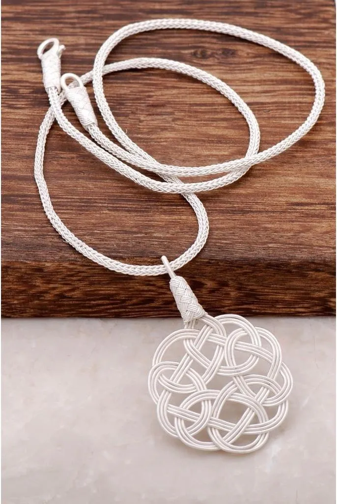 Collier argent hypoallergénique Kazaziye fait main : style et confort