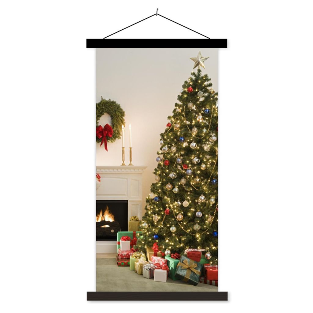 MuchoWow Textilposter Ein Weihnachtsbaum mit Geschenken neben einem Kamin 90x180 cm mit schwarzem Rahmen - Dekoration Wohnzimmer
