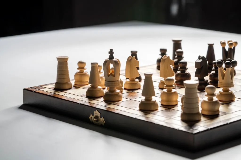 Échecs Royal Maxi 31x31cm : Ne perdez plus vos pièces grâce au coffret