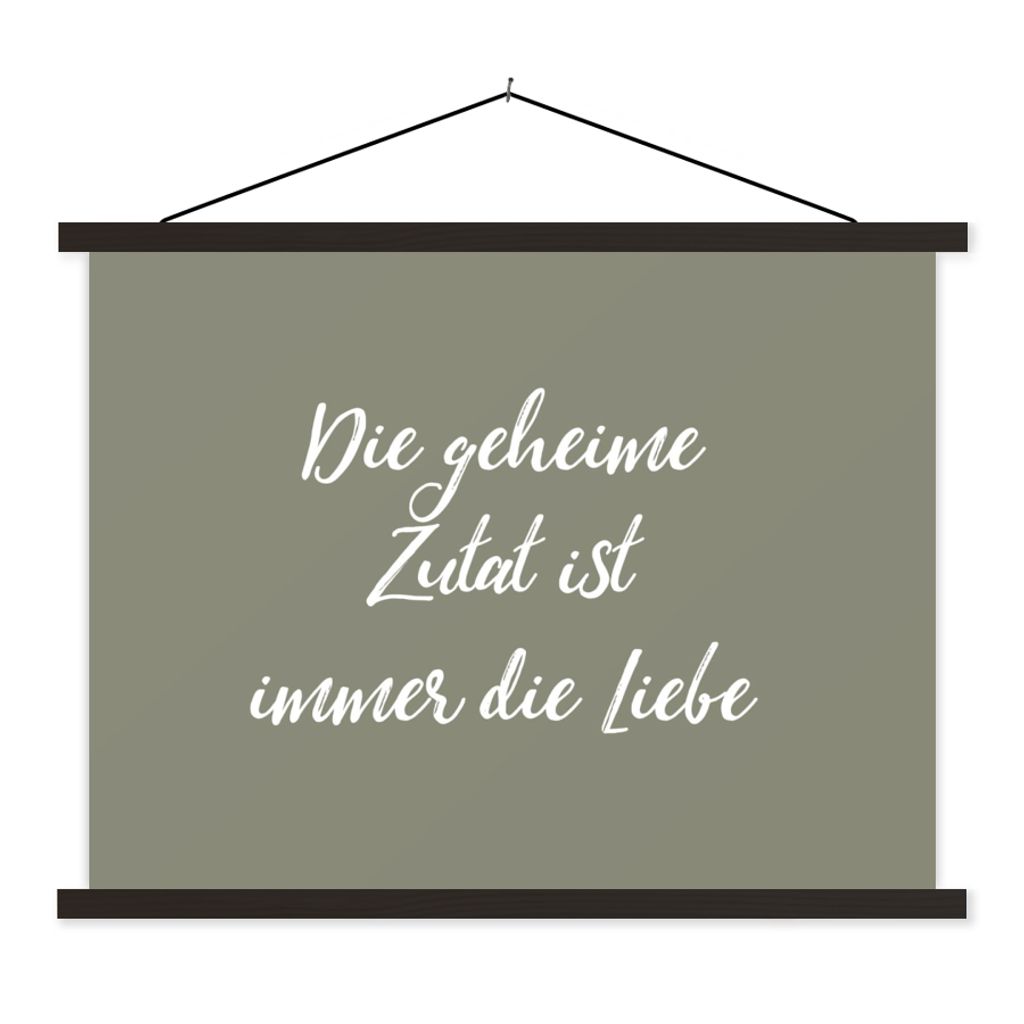 MuchoWow Textilposter Sprichwörter - Zitate - Die geheime Zutat ist immer die Liebe - Liebe 120x90 cm mit schwarzem Rahmen - Aufhänger für Poster