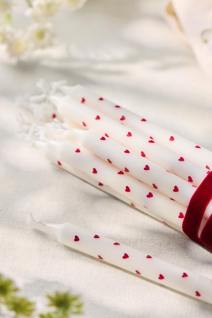 Weiße dünne Stabkerzen mit roten Herzen H:20 cm Ø:1,3 cm Brenndauer 3 Stunden, Farbe:12er Pack