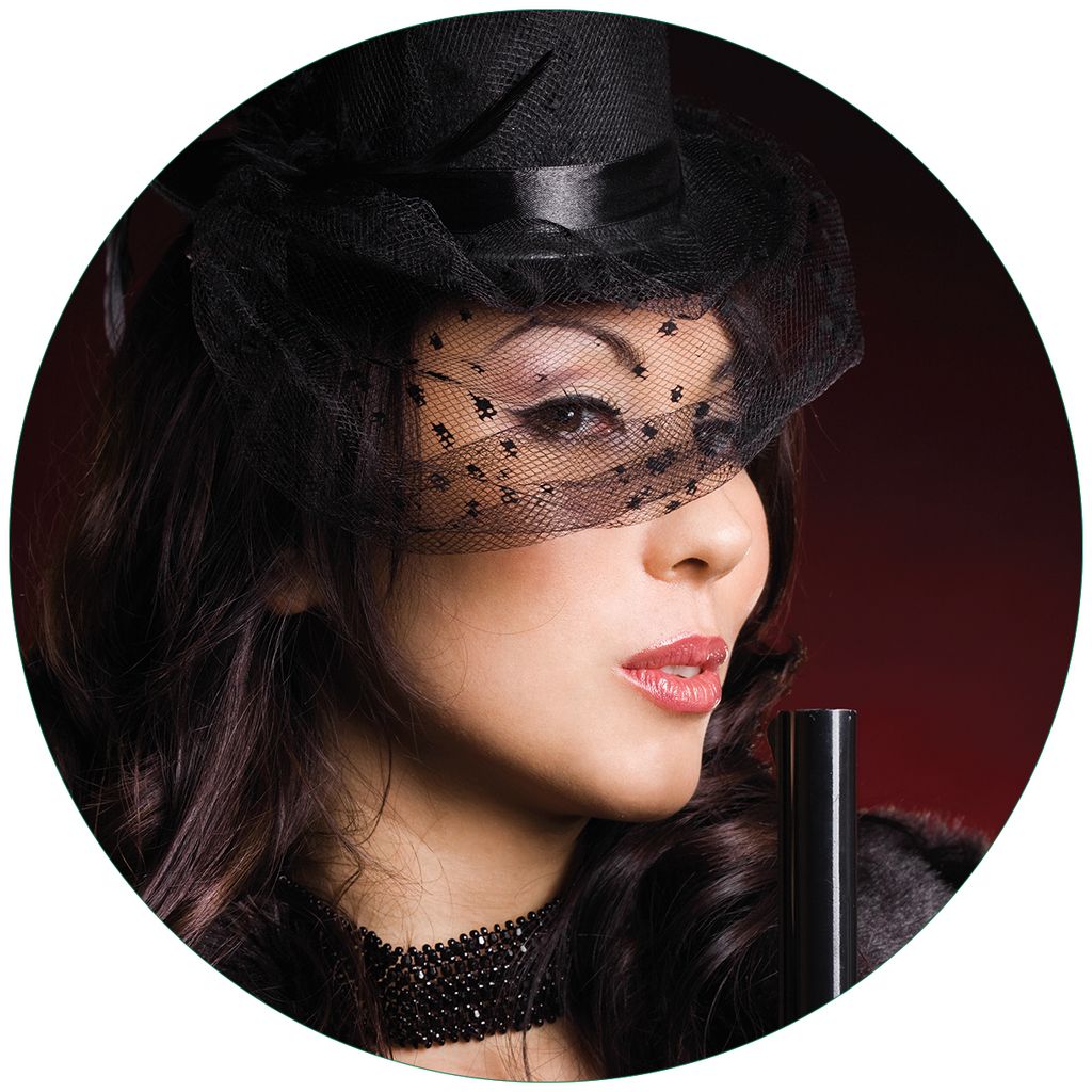 Wallario Premium Glasbild, freischwebende Optik, kräftige Farben, rund 50cm Durchmesser, Motiv Lady in Black - Sexy Dame mit gefährlichem Charme