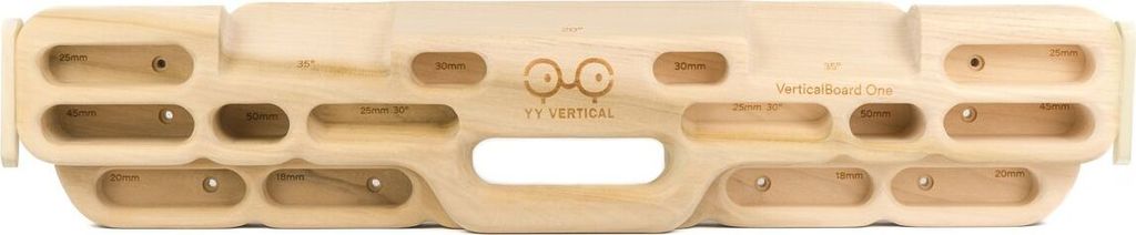 Das VerticalBoard One von YY Vertical; ein Trainingsboard für Kletterer; aus hellem Holz mit verschiedenen Griffen.