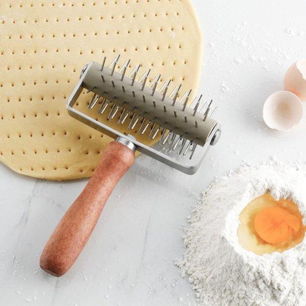 Kunststoff-Roller mit Stacheln, Edelstahl, Holzgriff, Backzubehör