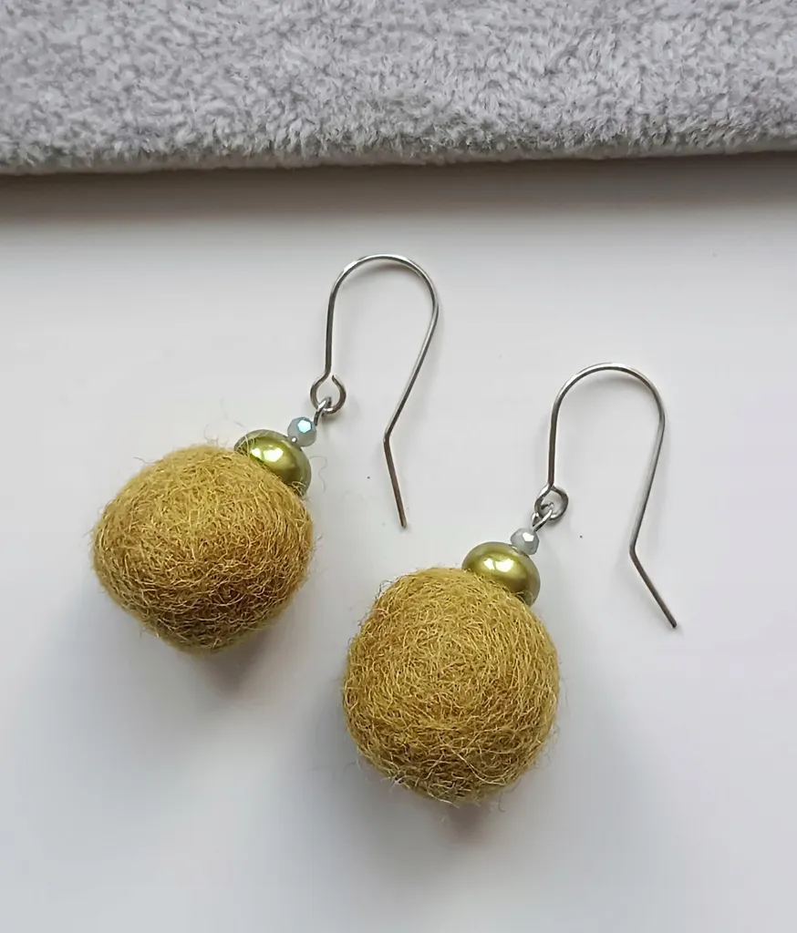 Orecchini Pendenti Sfera Feltro Rosso e Verde Argento 925 | Stile Boho