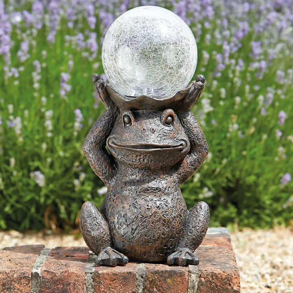 Grenouille avec boule solaire lumineuse en résine pour déco de jardin