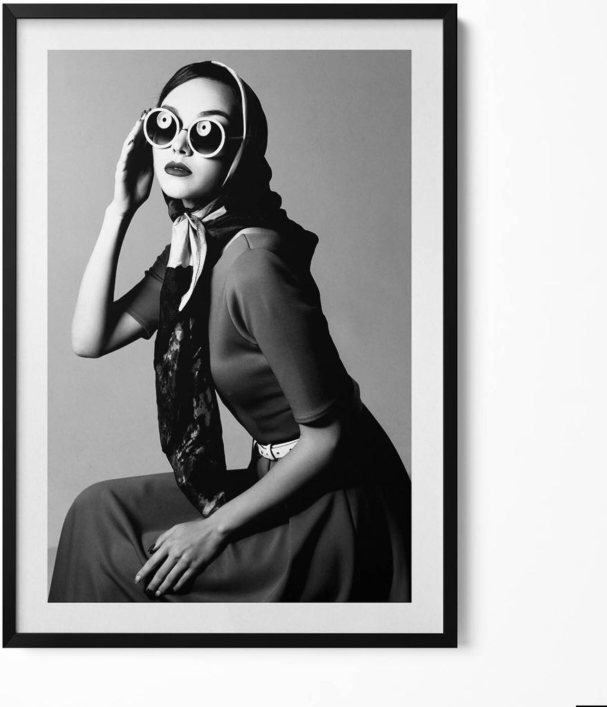 Schwarz-Weiß-Porträt einer Frau im Glamour-Stil– Wandbild mit Rahmen – Gerahmtes Bild – Wanddekoration – 70x100 cm – Schwarz Rahmen
