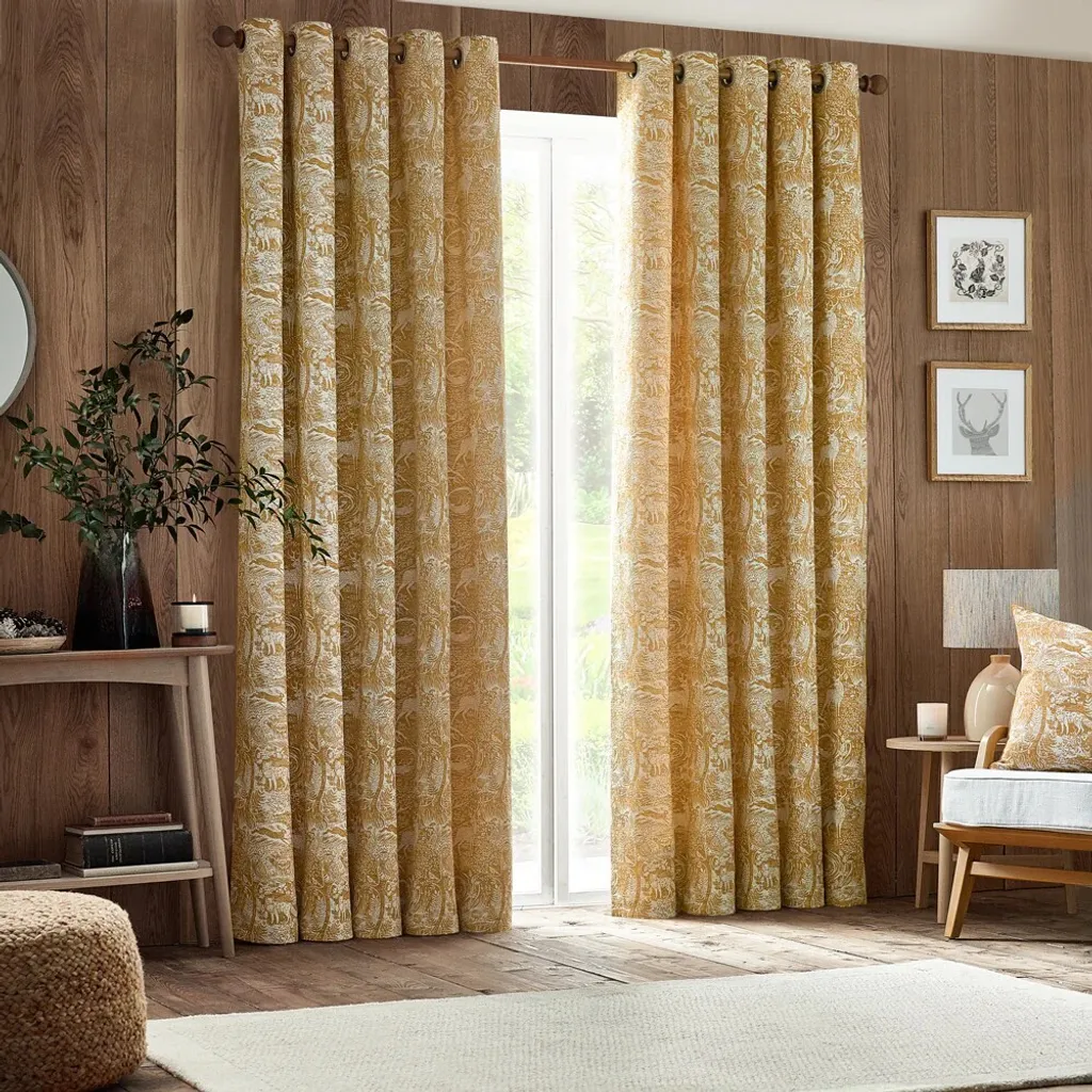 Rideaux Winter Woods ocre en chenille douce avec motifs cerfs et bois