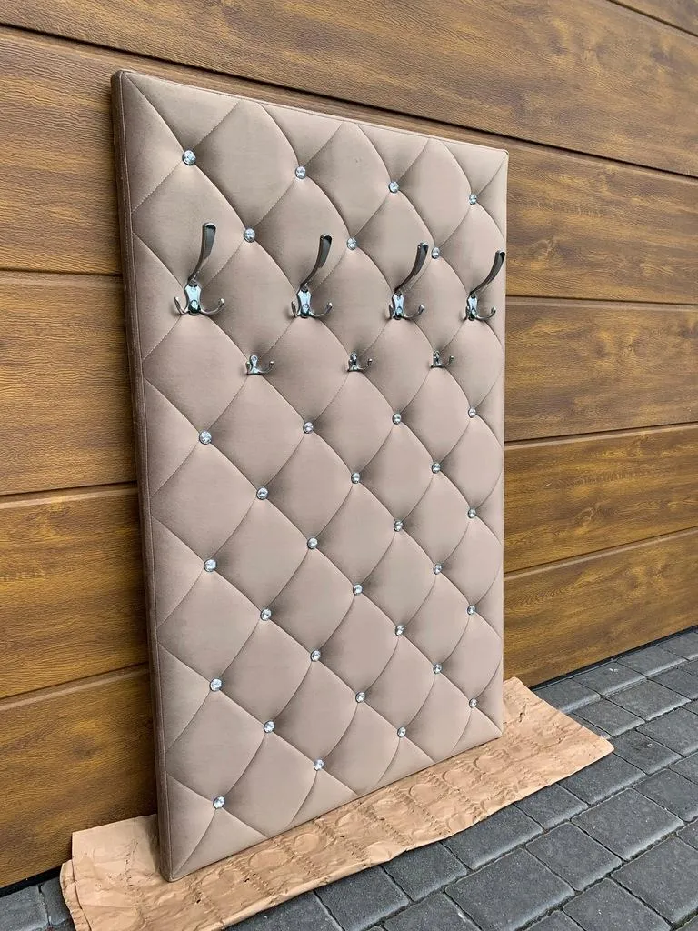 Porte-manteau mural design beige pour entrée chic - Rangement rembourré