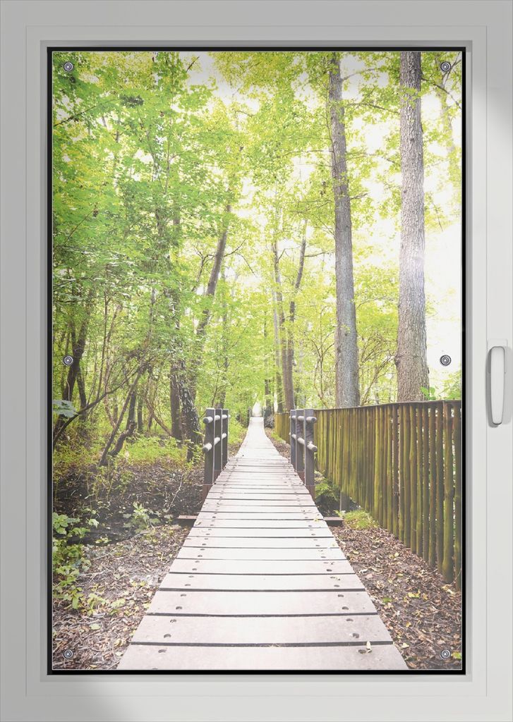 Wallario Lichtschutzbild, Dekorativer Sichtschutz Sonnenschutz 76 x 115 cm mit Motiv: Spaziergang im Wald Holzweg über einen Fluss - Verdunklung o...