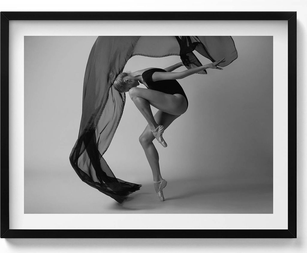 Foto einer Tänzerin beim Tanzen– Wandbild mit Rahmen – Gerahmtes Bild – Wanddekoration – 80x60 cm – Schwarz Rahmen