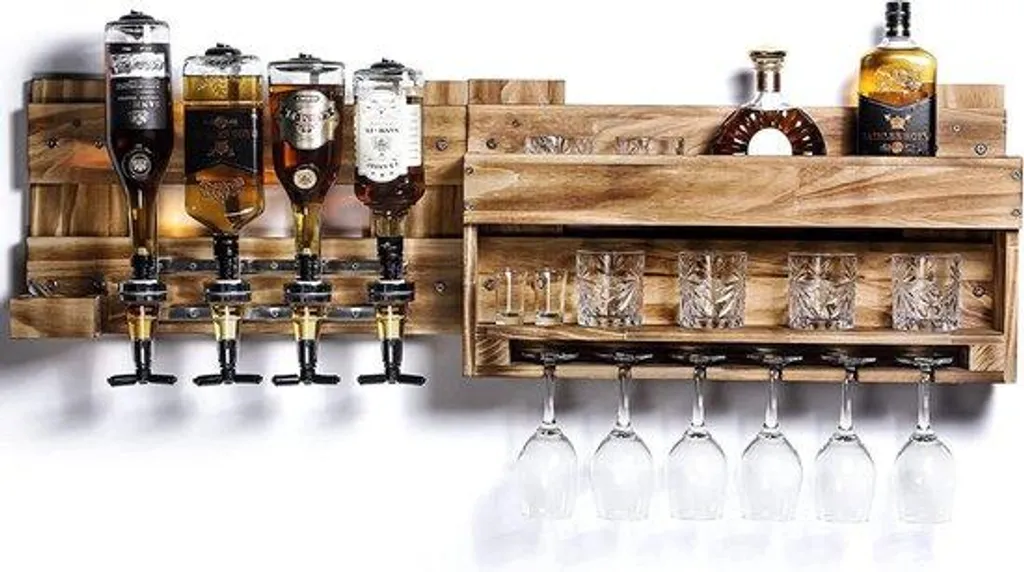 Étagère murale en bois avec 4 distributeurs de boissons et verres