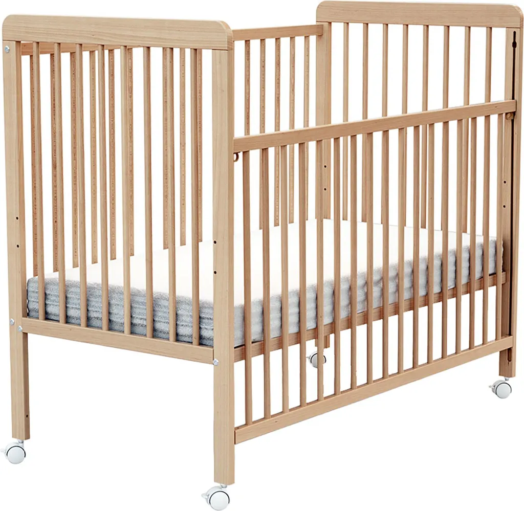 AT4 Livo Lit Bébé 60x120 en Hêtre Verni avec Sommier Réglable et Roues