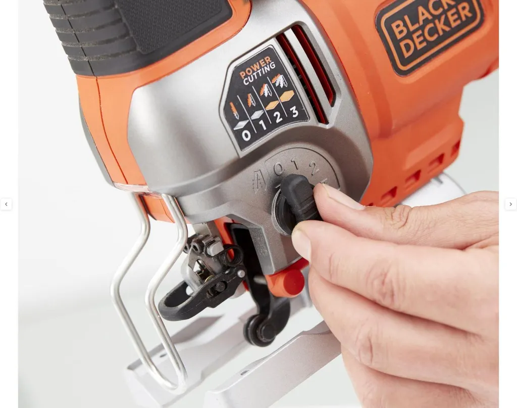 Scie sauteuse pendulaire 650W BLACK+DECKER : Coupe rapide et précise