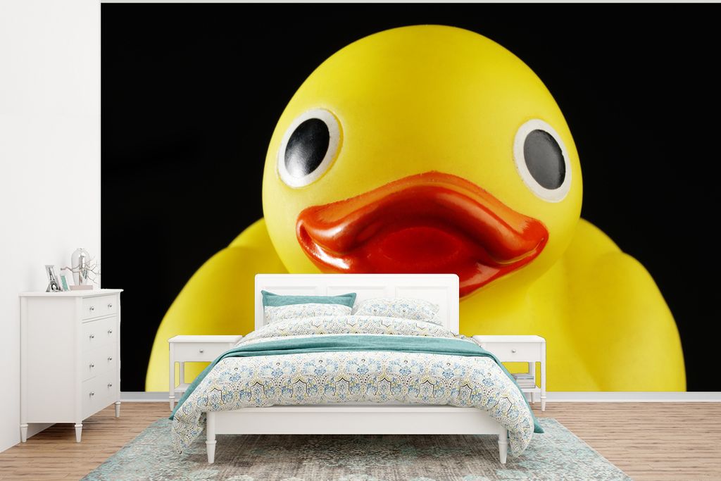 MuchoWow Fototapete für Wohnzimmer oder Schlafzimmer Wandtapete Vinyl Motivtapete Gelbe Bade-Ente auf schwarzem Hintergrund - 320x240 cm - Tapeten