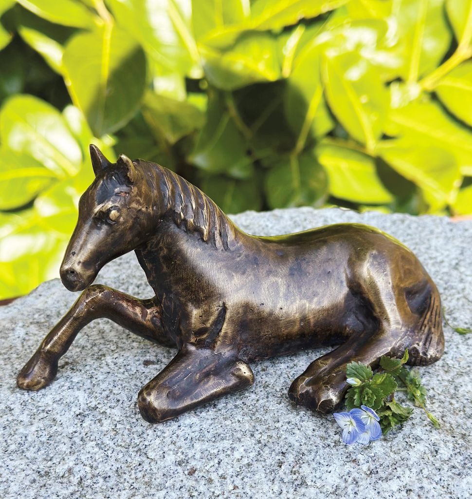 Bronzefigur Kleines Pferd liegend 7x13cm Dekoration aus Bronze Skulptur Tier Figur Pony Hengst Stute Deko Geschenk Bronzestatue Wetterfest