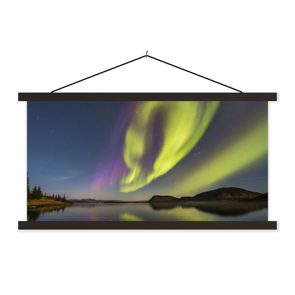 MuchoWow Textilposter Nordlichter - Schweden - Lila - Wasser - Grün 120x60 cm mit schwarzem Rahmen - Dekoration Schlafzimmer