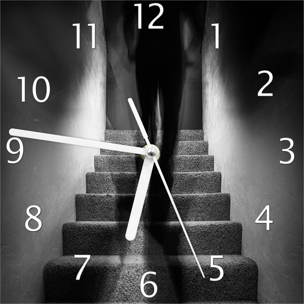 Wallario Design Wanduhr Mysteriöse Treppe mit Schattenfigur - Schwarzweiß aus Echtglas, Größe 20 x 20 cm