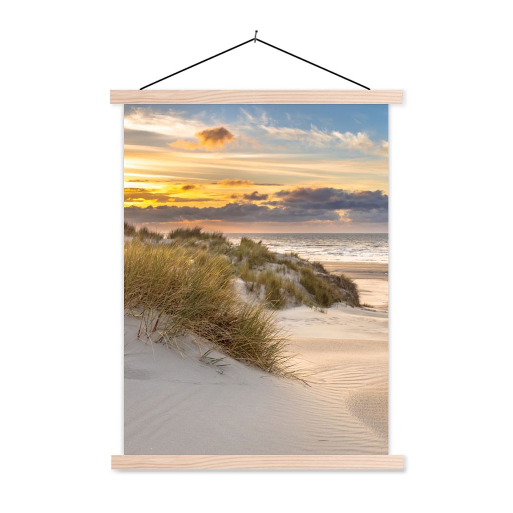 MuchoWow Textilposter Strand - Düne - Gras - Sonnenuntergang - Meer 60x80 cm mit holzfarbenen Rahmen - Wandbild