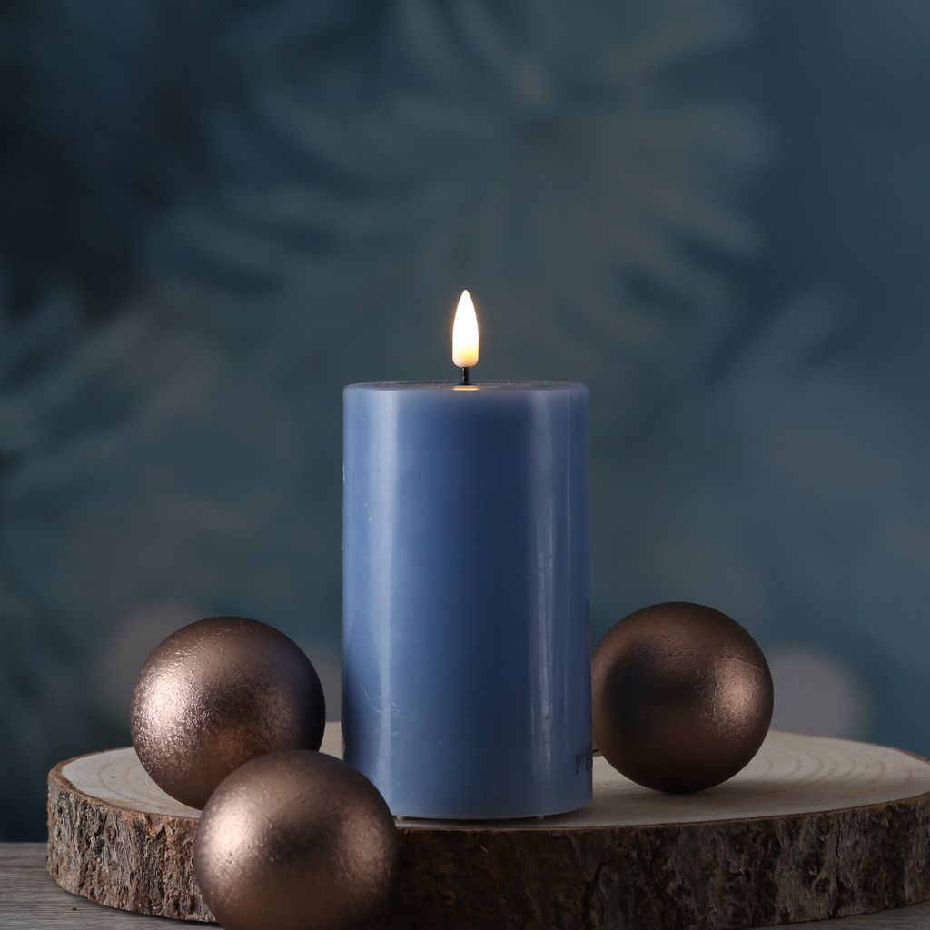 LED Stumpenkerze MIA - Echtwachs - realistische 3D Flamme - H: 12,5cm - D: 7,5cm - eisblau