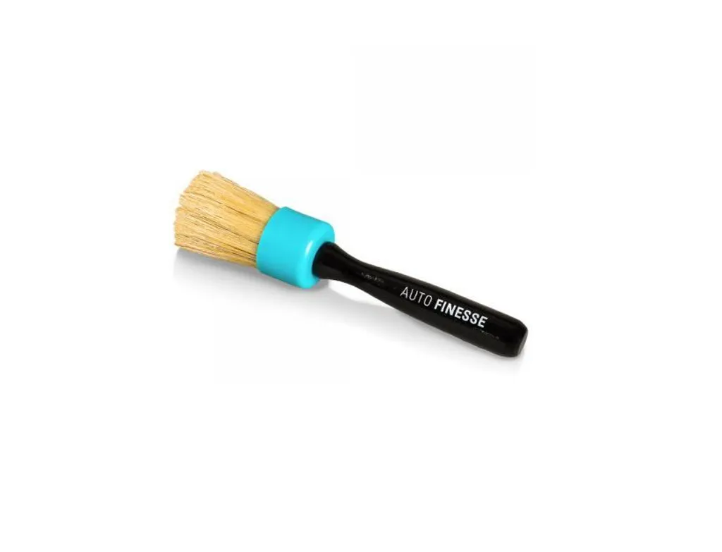 Éliminez la poussière incrustée avec la brosse Interior Detailing