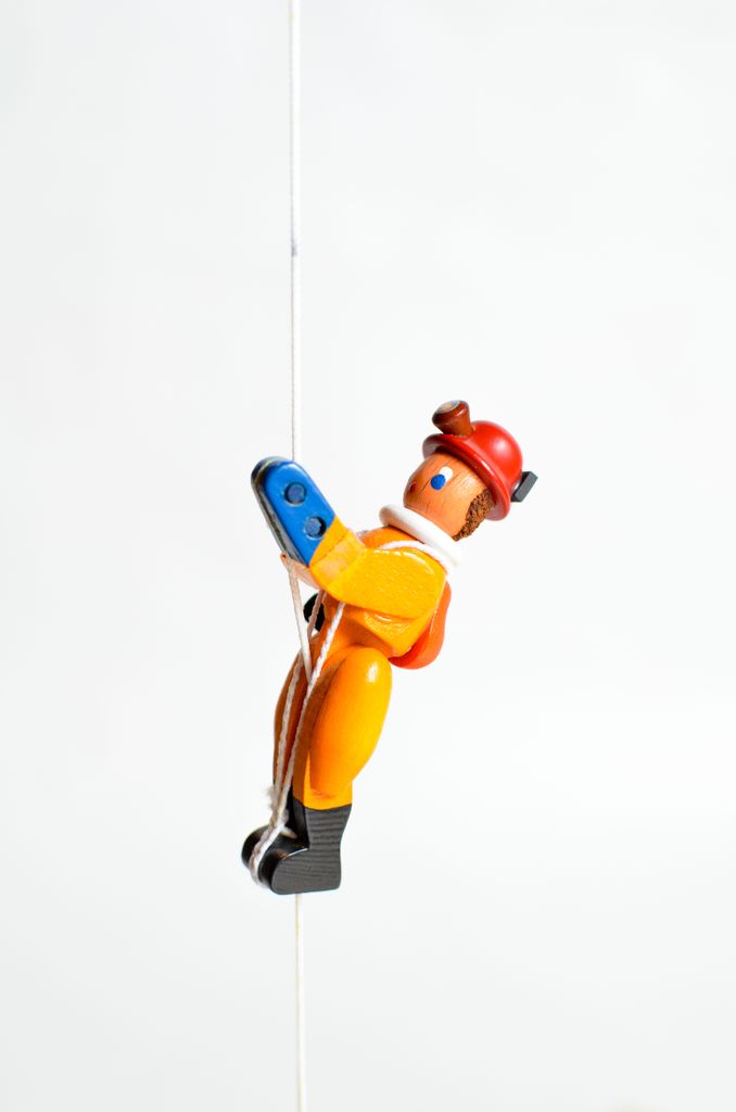 Holzspielzeug Kletterfigur Höhlenforscher Höhe=6,5 (Kletterseil ca 45 cm)cm NEU
