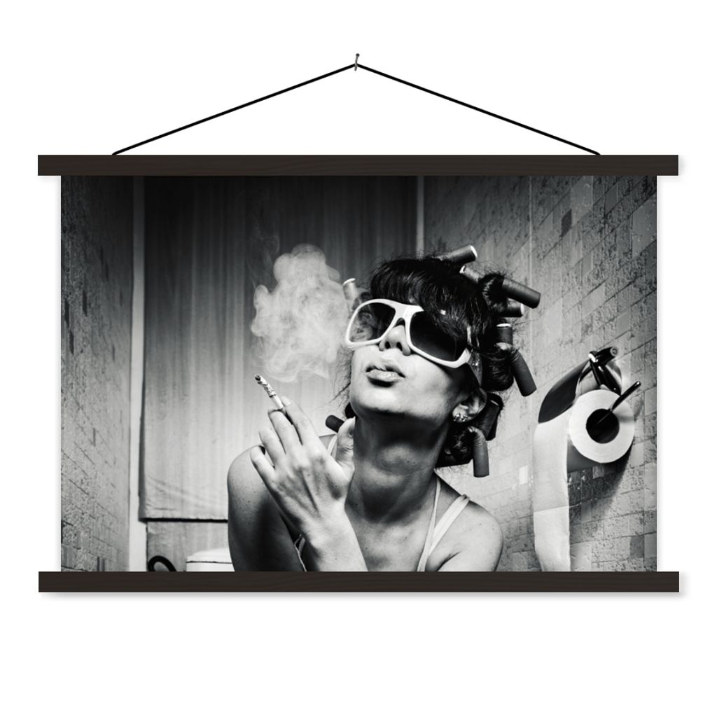 MuchoWow Textilposter Frau - Vintage - Lockenwickler - Toilette - Zigarette 60x40 cm mit schwarzem Rahmen - Hölzernes