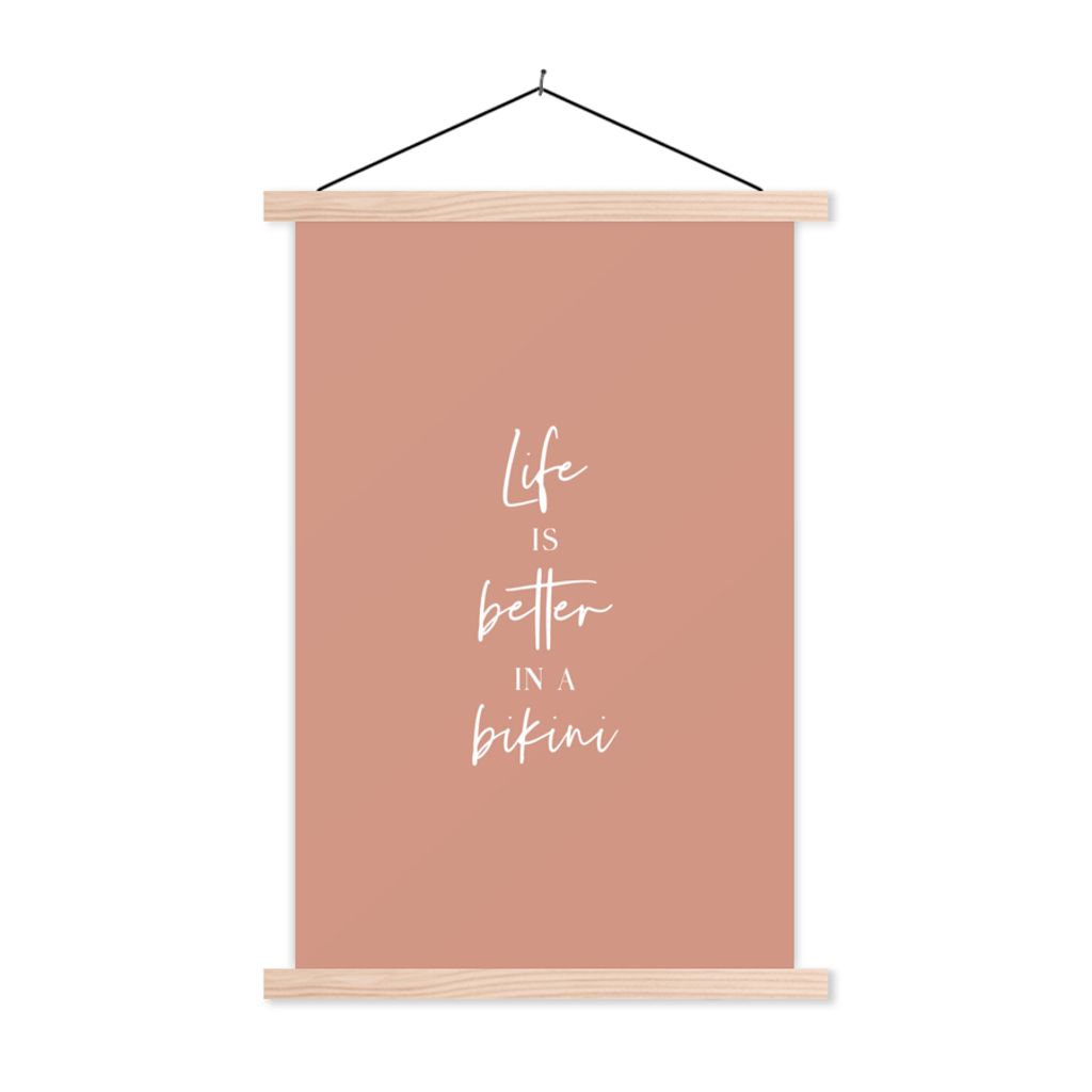 MuchoWow Textilposter Das Leben ist besser im Bikini - Zitat - Pink 60x90 cm mit holzfarbenen Rahmen - Textil