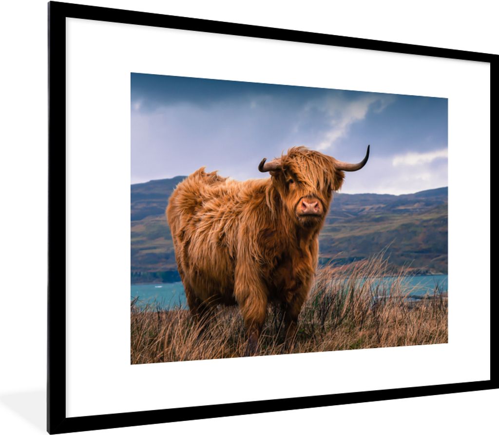MuchoWow Gerahmtes Poster Schottischer Highlander - Berg - Wasser - Natur - Kuh 80x60 cm - Poster mit Schwarzem Bilderrahmen Wandposter Rahmen Fo...