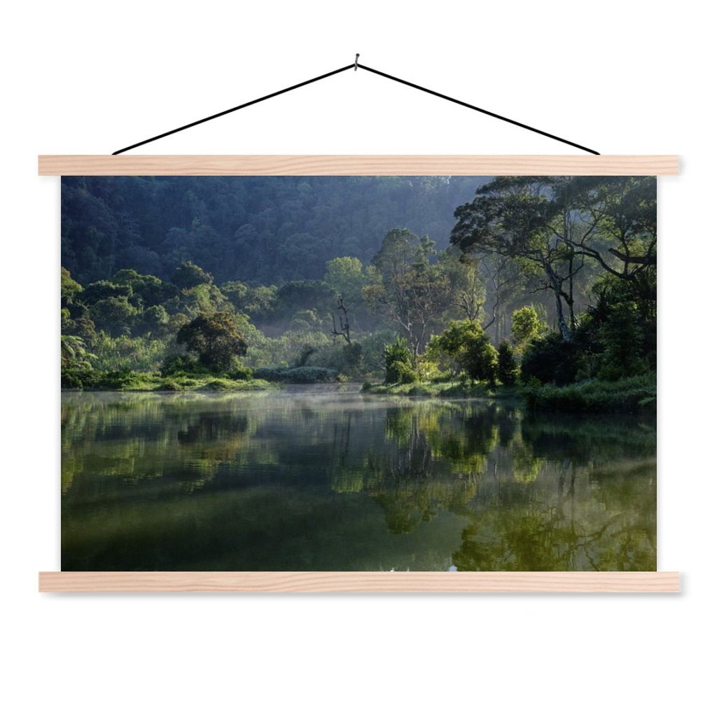 MuchoWow Textilposter Erstaunliche Spiegelung eines tropischen Regenwaldes in einem See in Jakarta 60x40 cm mit holzfarbenen Rahmen - Bilder