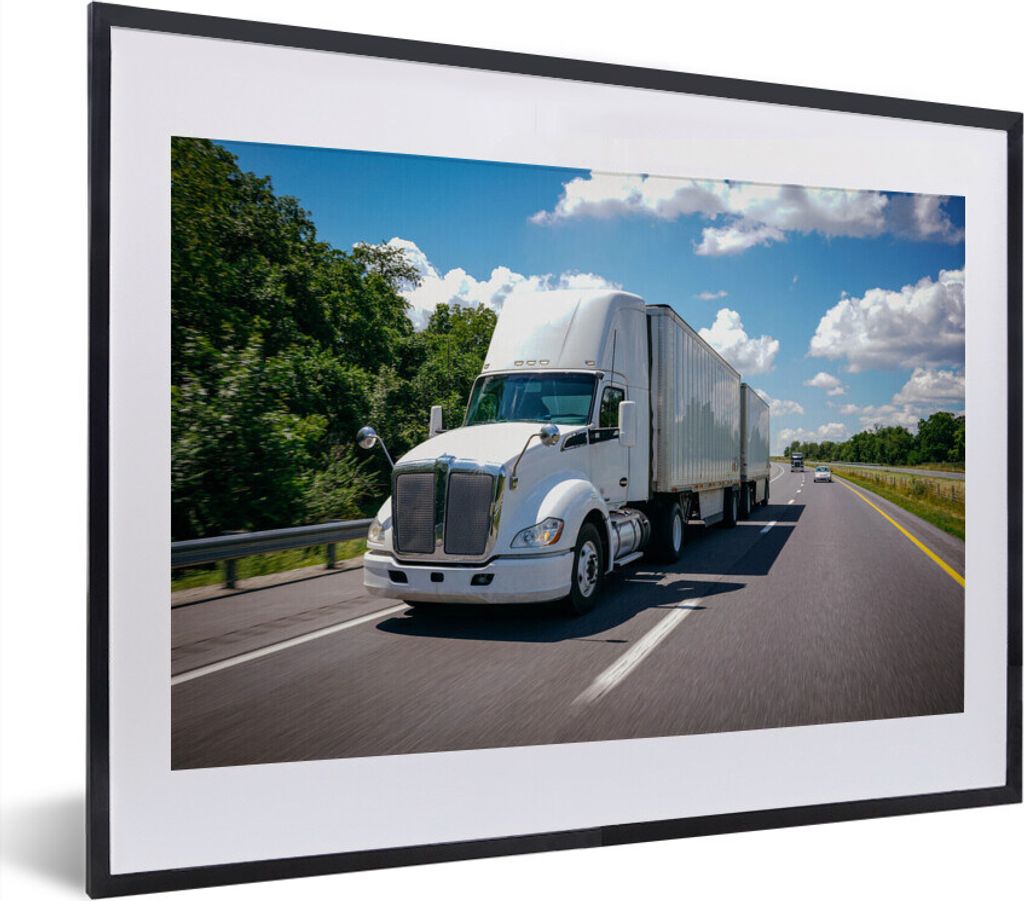 MuchoWow MuchoWow Gerahmtes Poster Weißer Lastkraftwagen auf einer Autobahn 40x30 cm - Poster mit zchwarzem Bilderrahmen - Bilderrahmen - Post...