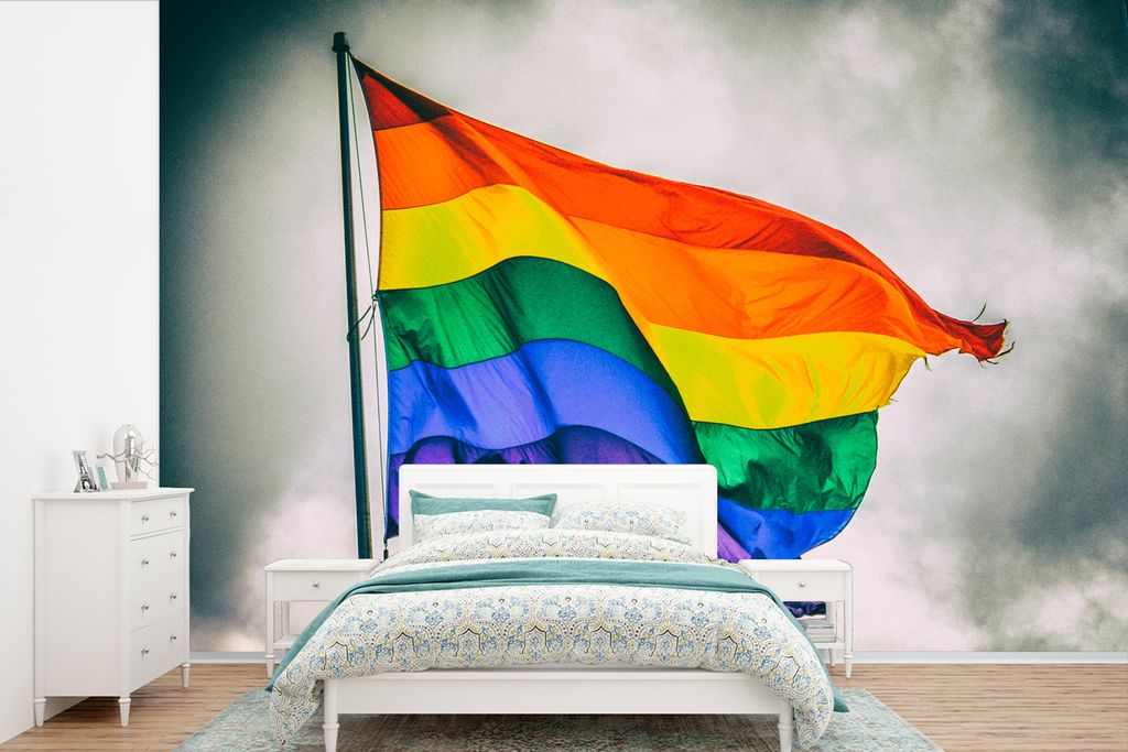 MuchoWow Fototapete für Wohnzimmer oder Schlafzimmer Wandtapete Vinyl Motivtapete Foto einer Regenbogenflagge - 525x350 cm - Das Hintergrundbild