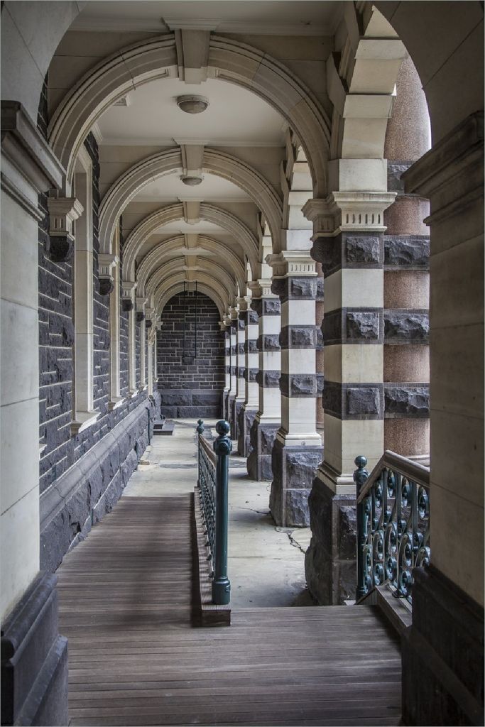 Wallario Poster - Säulengang in einem Bahnhof in Neuseeland, Kunstdruck Größe: 61 x 91,50 cm