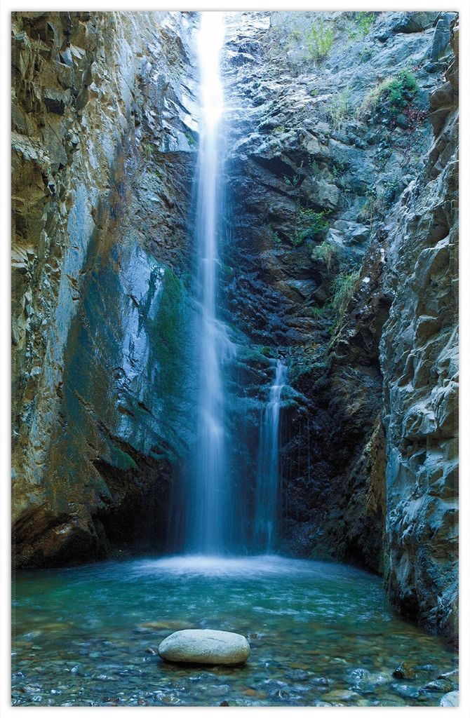 Wallario Premium Teppich, Größe 90 x 140 cm, Wasserfall bei Sonneneinfall