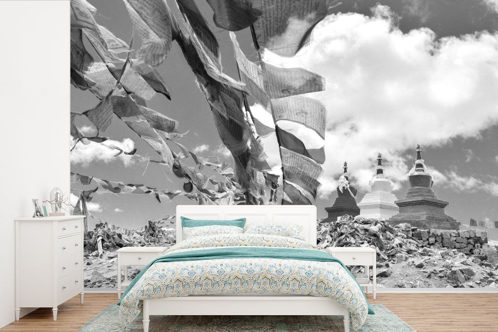 MuchoWow Fototapete für Wohnzimmer oder Schlafzimmer Wandtapete Vinyl Motivtapete Farbige Fahnen und Stupas in der Natur Tibets - schwarz und we...