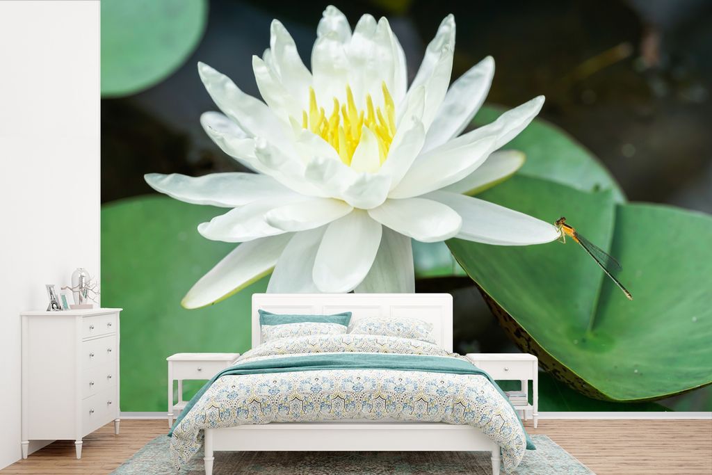 MuchoWow Fototapete für Wohnzimmer oder Schlafzimmer Wandtapete Vinyl Motivtapete Libelle auf weißem Lotus - 450x300 cm - Gemusterte
