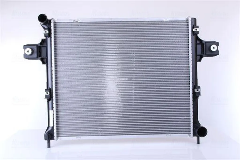 Radiateur NISSENS 61022 pour Jeep Cherokee et Commander OE 55116858AA